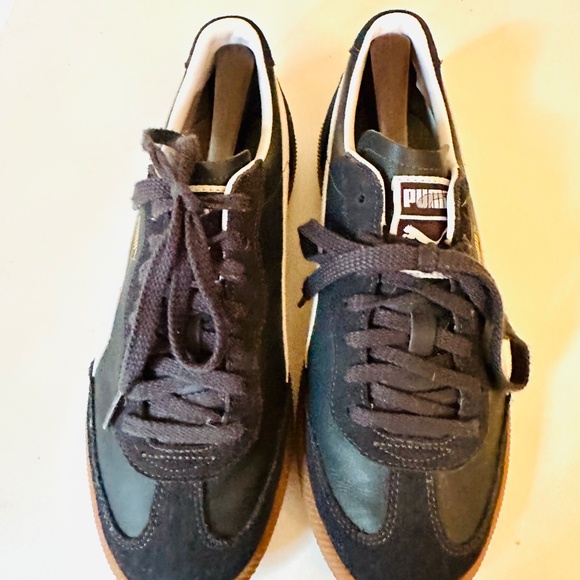 EUC - Puma - Men’s Super Liga - US Size 8 / EUR Size 40 - New Navy/White - Picture 4 of 9